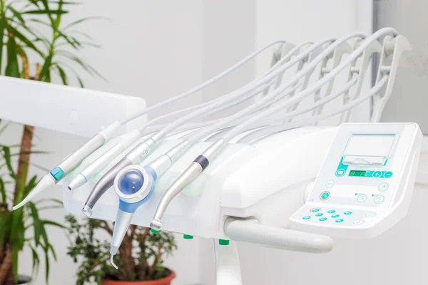 Стоматологические инструменты и оборудование, посуда для здравоохранения и ухода за зубами — стоковое фото