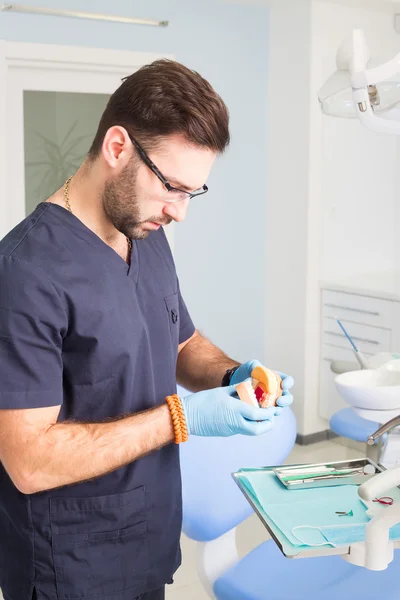 Closeup do técnico odontológico masculino que trabalha em prótese acrílica dental laboratory.dental — Fotografia de Stock