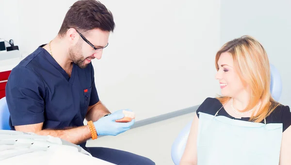 Fogorvos fogászati kezelés explaing fogsor női beteg — Stock Fotó