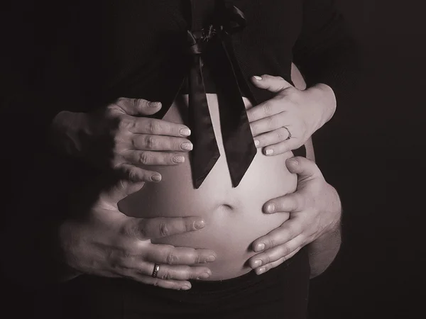 Eller ve Göbek - Hamile kadın anne, baba ve çocuğun elini tutuyor — Stok fotoğraf