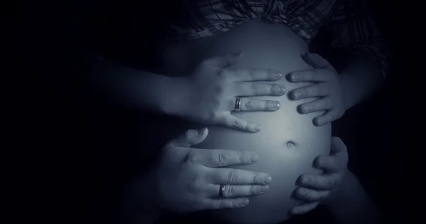 Handen en buik - Zwangere vrouw buik hand in hand van moeder, vader en kind — Stockfoto