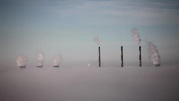Chaminés de estação de energia nas nuvens — Vídeo de Stock