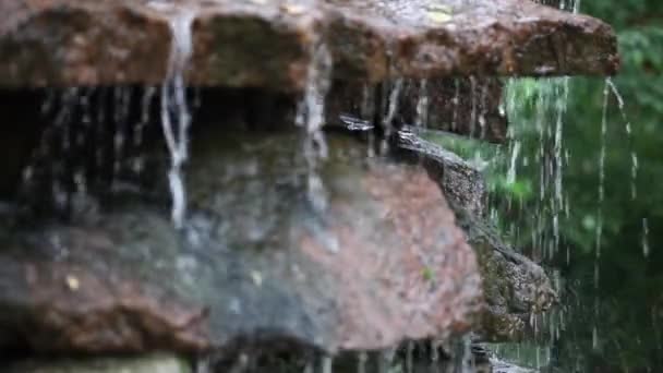 Écoulement d'eau sur les rochers Gros plan — Video