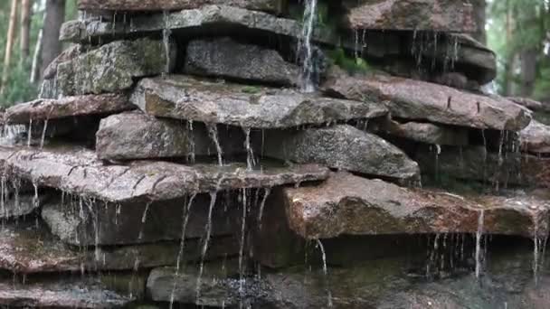 Вода, текущая над камнями — стоковое видео