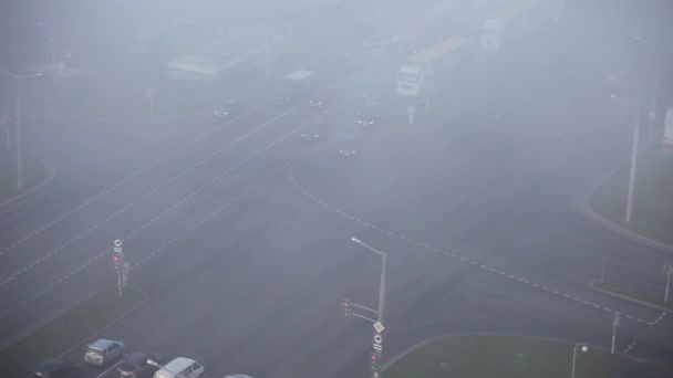 Nebel klärt Morgenstadt auf — Stockvideo