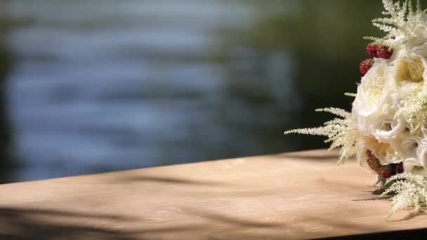 Весільна квітка на сонячному світлі на фоні води — стокове відео