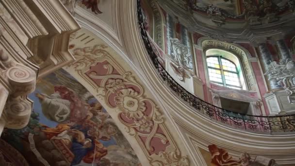 NESVIZH, BELARUS - JUNHO 27, 2013: Interior da Igreja Corpus Christi, Nesvizh, Bielorrússia. Foi construído em 1587-1593 por Gian Maria Bernardoni . — Vídeo de Stock