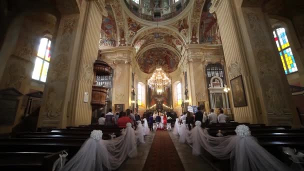 Ňasviž, Bělorusko - 27 června 2013: Svatba v kostele Corpus Christi, Ňasviž, Bělorusko. Byla postavena v roce 1587-1593 Gian Maria Bernardoni. — Stock video