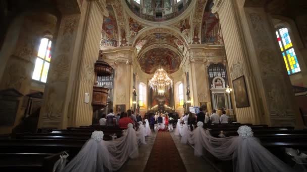 NESVIZH, BELARUS - 27 de junio de 2013: Boda en la Iglesia del Corpus Christi, Nesvizh, Bielorrusia. Fue construido en 1587-1593 por Gian Maria Bernardoni . — Vídeos de Stock