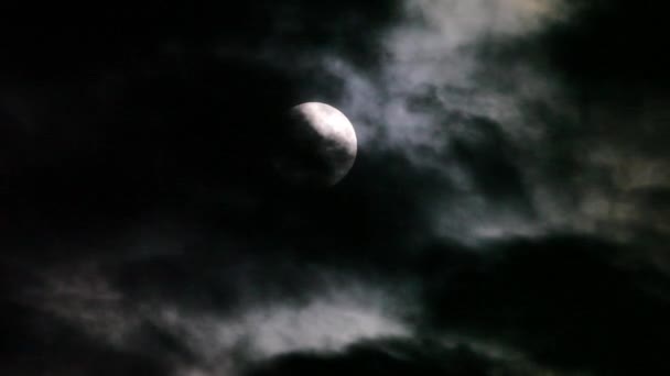 Bulut gerçek ile supermoon büyük parlak ay. 500 mm. — Stok video