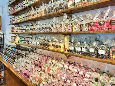 Renkli raflar, geleneksel bir dükkanda el yapımı şekerler, renk ve şekere göre sıralanmış, nostaljik bir şeker ve şeker seçimi.