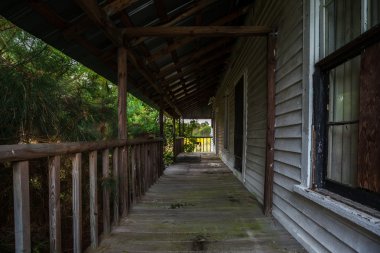 Ürkütücü fornt sundurma