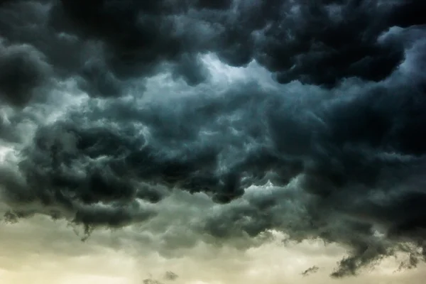 Nubes oscuras en el cielo —  Fotos de Stock