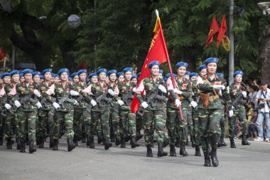 Vietnam Ulusal Günü 2 Eylül. Resmi geçit üniformalı kadın hemşire