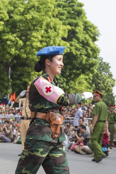 Vietnam národní den, září 2. Usmívající se voják v uniformě na přehlídce, ženská sestra — Stock fotografie