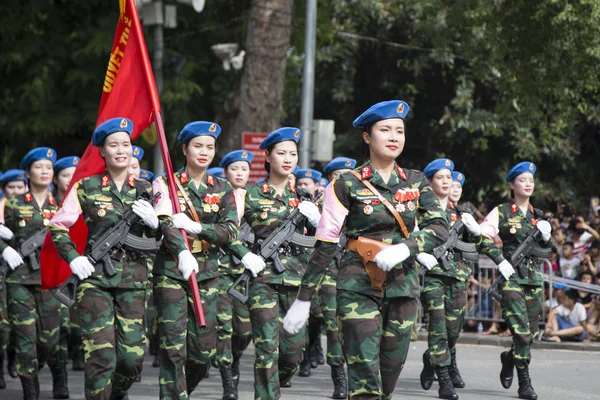 Vietnam národní den září 2. Ženské armádní lékař nebo zdravotní sestra v uniformě na průvod — Stock fotografie