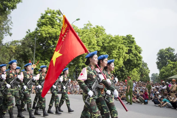 Vietnam národní den září 2. Tři ženské sestry v uniformě na průvod — Stock fotografie