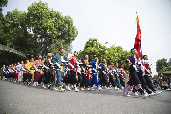 Vietnam Ulusal gününde 2 Eylül yürüyen 64 etnik gruplar