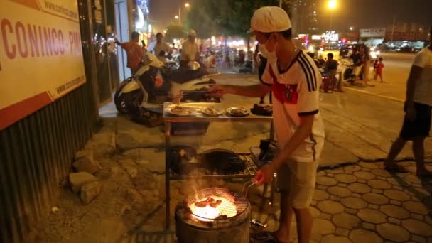 Azjatycki człowiek grillowania mięsa na noc, hanoi, Wietnam — Wideo stockowe