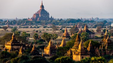 Tapınaklar Bagan Myanmar Burma'daki gündoğumu sırasında