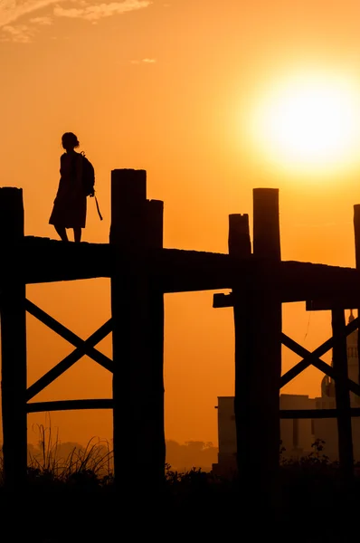 Meisje op U bein brug bij zonsondergang, Taungthaman lake, Amarapura, Birma. — Stockfoto