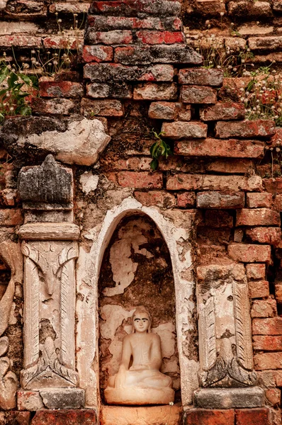 Sitting Buddha encarved in stone with bricks — Stock Photo, Image