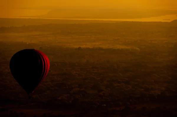 Heißluftballon am Morgen über der Ebene von Bagan, Myanmar — Stockfoto
