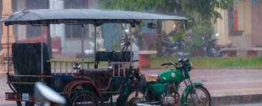 Kampot yağmur muson sırasında saklardı motosiklet