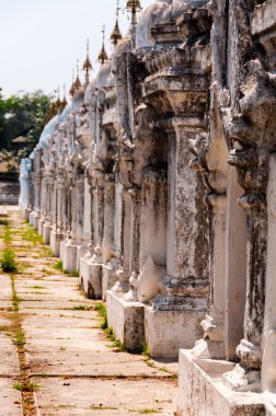 Satır Kuthodaw Pagoda Myanmar küçük binaların.