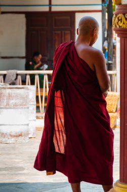Kırmızı Monk arkadan Burma Myanmar içinde ayakta