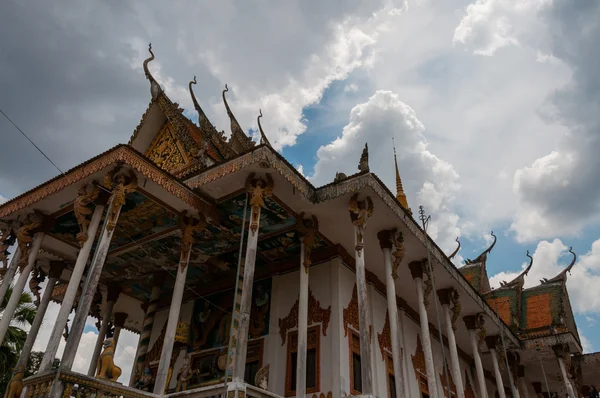 Toit du temple au Laos avec ciel bleu et nuages — Photo