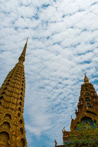 Złote szczyty świątyni przed piękny niebieski i pochmurne niebo — Zdjęcie stockowe