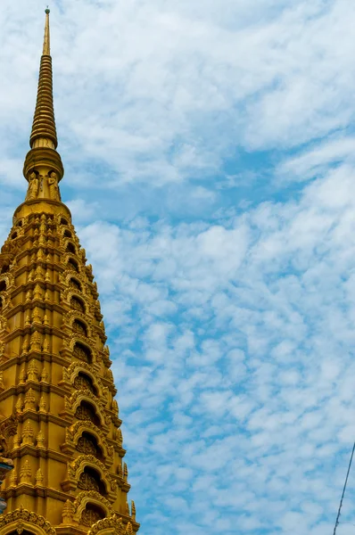 Temple Golden Top devant un beau ciel bleu et nuageux — Photo