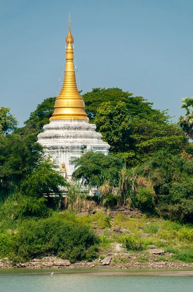 Pagode blanche dorée Stupa à la rivière Irrawaddy entre les arbres — Photo