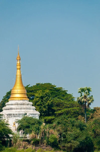 Pagode blanche dorée Stupa à la rivière Irrawaddy entre les arbres — Photo