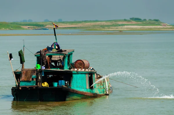 Green boat on Irrawaddy river — Stock Photo, Image