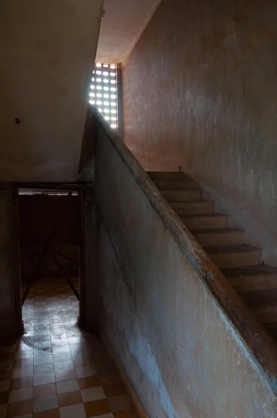 Escaleras en S21 Tuol Sleng en Phnom Penh — Foto de Stock