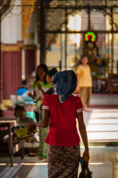 Yürürken arkasından Asyalı kadın