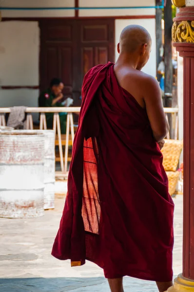 버마 미얀마에 빨간색의 스님을 뒤에서 서 서 — 스톡 사진