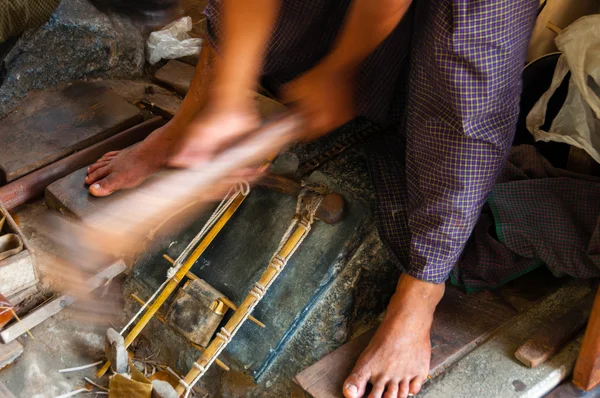 Jovem artesão perfurando ouro com um martelo — Fotografia de Stock