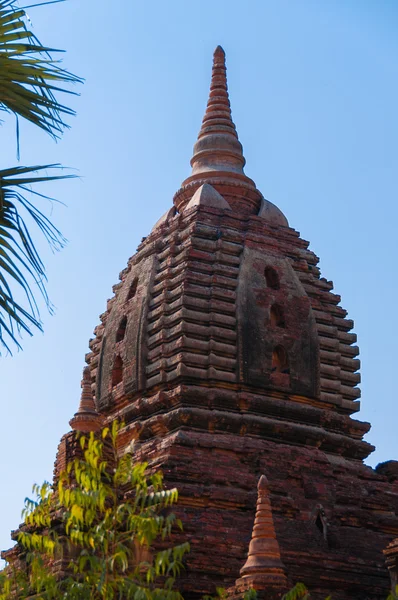 Haut de la pagode brun rouge et ciel bleu — Photo