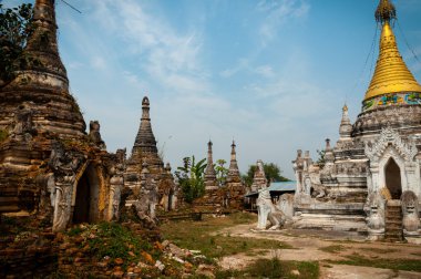 Hsipaw birkaç beyaz ve altın Pagoda sitesinde