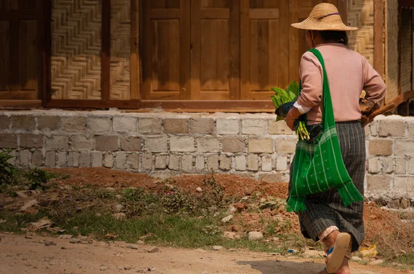 Asiático pessoa andando com um saco verde — Fotografia de Stock