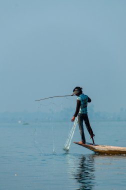 Tek ayak üstünde çalışan balıkçı Inle Gölü