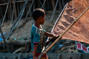 Asyalı çocuk fishernet ile