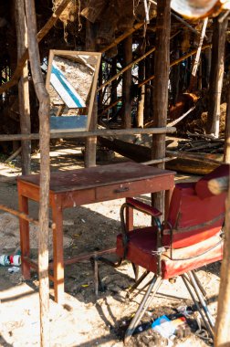 sandalye ve bir ayna