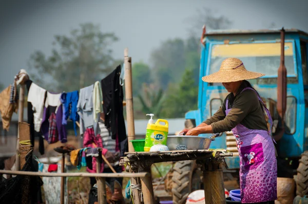 Ázsiai nő mosás ruházat Hsipaw — Stock Fotó
