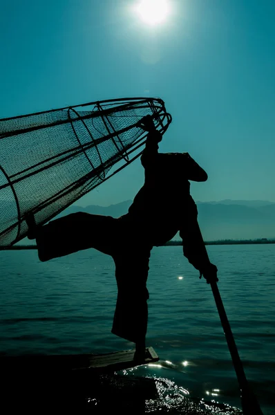 Silhouet van de visser op Inlemeer staande op een voet — Stockfoto