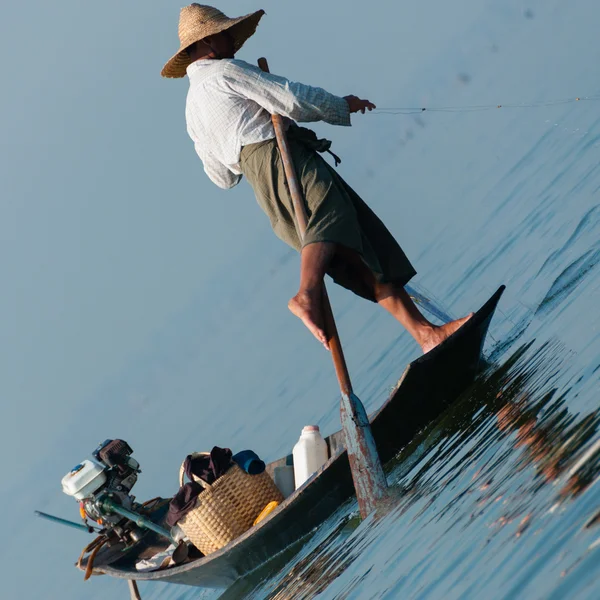 Fisherman at Inle Lake working on one foot — Stock Photo, Image