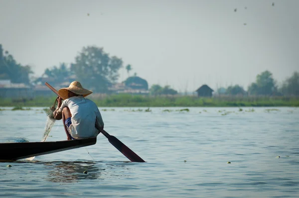 Nelayan di Inle Lake bekerja dengan satu kaki — Stok Foto